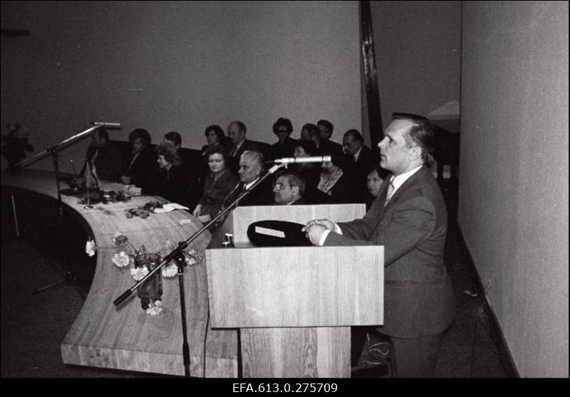 Punalipu üleandmine Riikliku Projekteerimise Instituudi "Eesti Projekt" saalis.