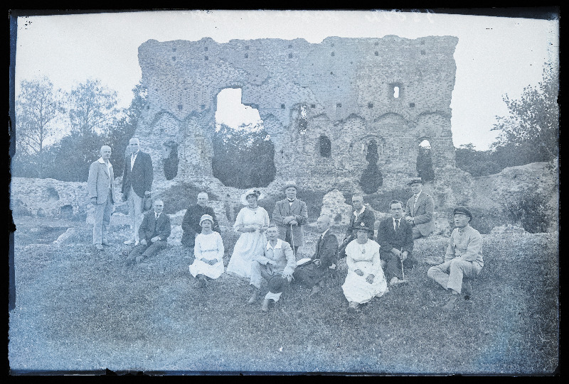 Hageri Õpetajate Seltsi õppereisist osavõtjad Viljandi lossimägedes, (foto tellija Hageri kooli õpetaja Aleksander Lint).