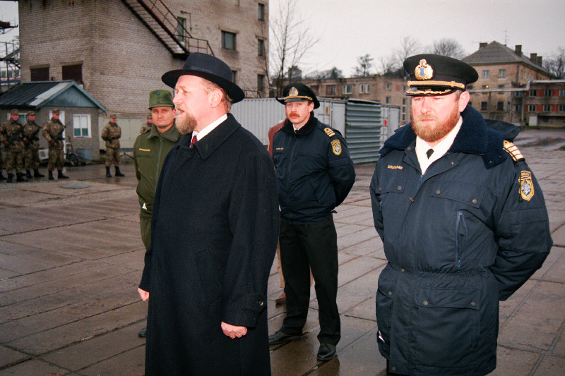 Soomes valmistatud piirivalvekaatri vastuvõtmine Ruhnu sadamas. Paremal Riigi Piirivalveameti peadirektor Tarmo Kõuts.