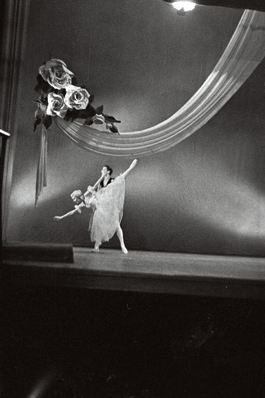 RAT "Estonia" balletisolistid Maire Loorents ja Uno Puusaag Chopini valssi tantsimas.