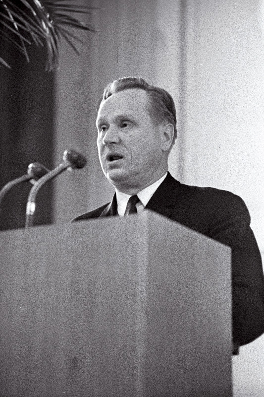 Tallinna Ekskavaatoritehase direktor Endel Innos Keskrajooni parteiaktiivi koosolekul kõnelemas.