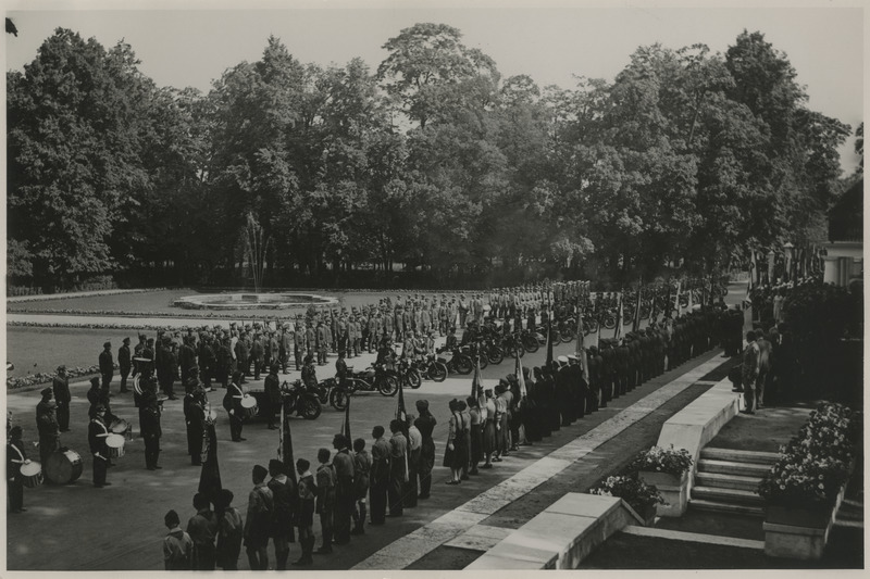 Võidupüha tähistamine Tallinnas 23.06.1937, mootorratturid ja kaitseliitlased rivistusel Kadrioru lossi ees