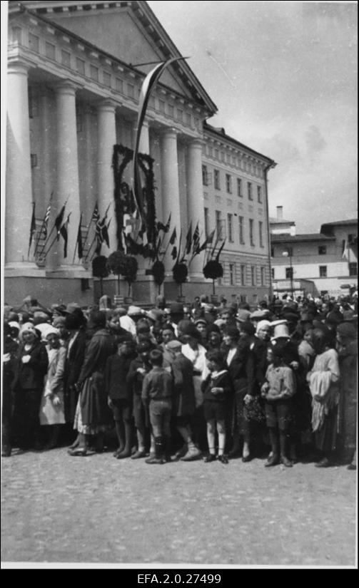 Rahvamurd Tartu ülikooli hoone ees ootamas Rootsi kroonprintsi Gustav Adolfi saabumist.