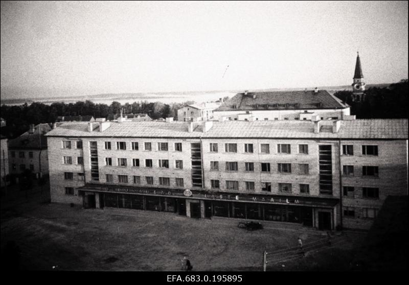 Vaade veetornist Võru linnale, esiplaanil elumaja kauplustega "Laste maailm" ja "Toidukaubad".