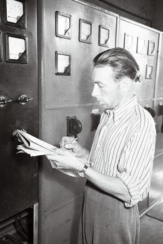 Antsla elektrijaama valveelektrik Aleksander Zimmermann töötamas.