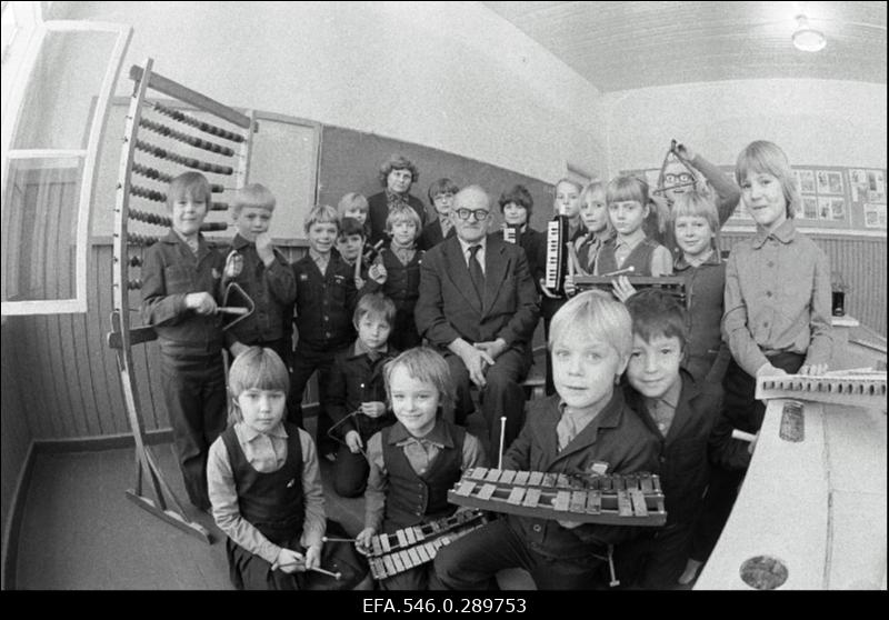 Kooliorkestri proov. [1984.a muutus Tabivere 8-klassiline kool Tabivere Keskkooliks.]