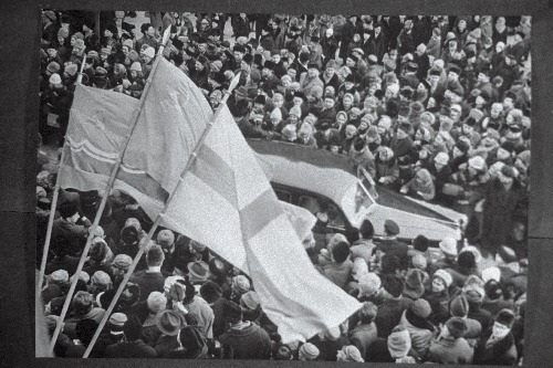 Eesti NSV-s külaskäigul viibiva Soome Vabariigi presidendi Urho Kaleva Kekkoneni saabumine Raekoja platsile.