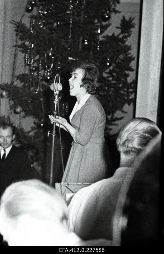 Laulja Anu Anton esinemas J. Tombi nim klubi tantsuõhtul.