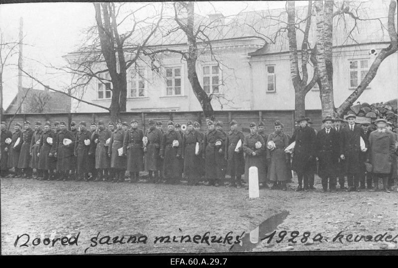 Noorsõdurid enne saunaminekut.