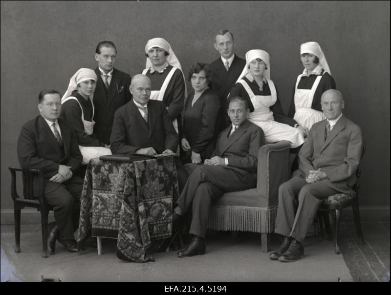 Viljandi linna ja maakonna haigla personal, paremal istub dr. Mats Nõges.
