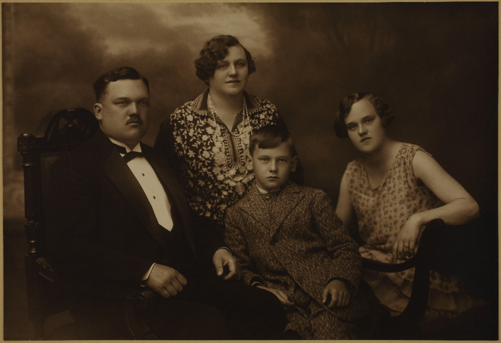 Tundmatute isikute perekonnafoto.