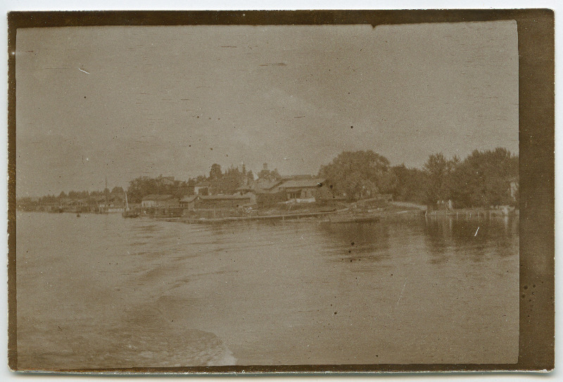 Vaade paadist või laevast jõe ääres olevale väikelinnale