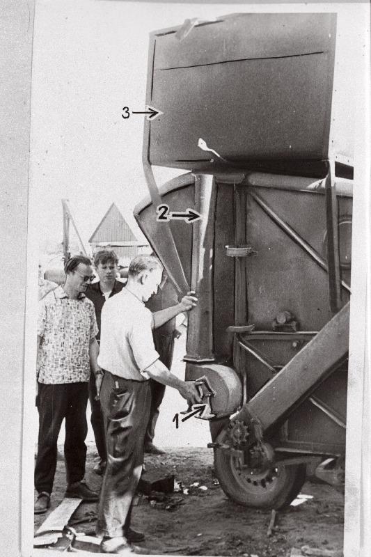 Rapla rajooni Kehtna sovhoosi lisaseadmetega varustatud kombain S-4 1. ventilaator aganate ja terade puhumiseks kogujatest punkrisse 2. Toru 3. Lisapunker aganate ja terade mahutamiseks.