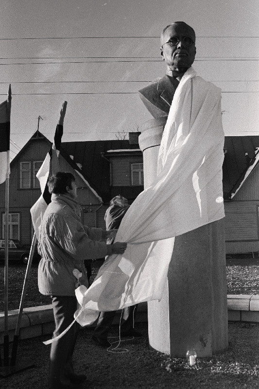 Helilooja Cyrillus Kreegi mälestussamba avamine tema 100. sünniaastapäeval Haapsalus Väike-Viigi tänav 10 maja ees, kus ta elas 41 aastat.