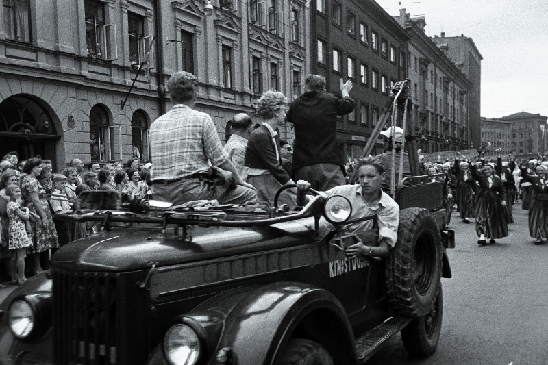 Tallinna filmistuudio võttegrupp filmimas Eesti NSV 20. aastapäevale pühendatud 15. üldlaulupeo rongkäiku Narva maanteel.