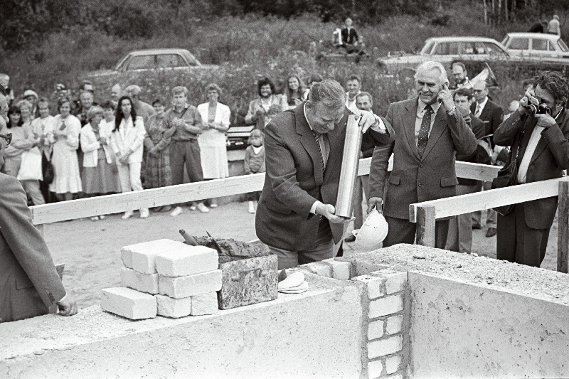 Tallinna Loomaaia esimese alalise rajatise - paksunahaliste ekspluatatsioonikompleksile paneb nurgakivi Tallinna Linna RSN Täitevkomitee esimees Harri Lumi.