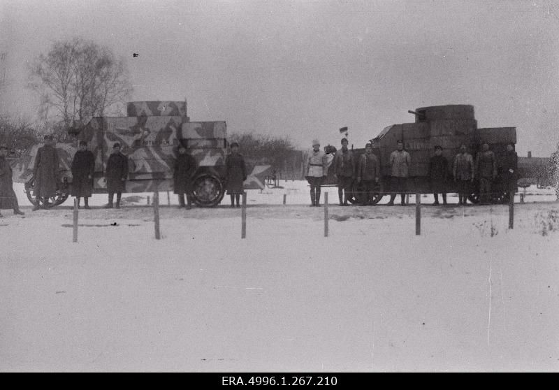 Soomusautode kolonni soomusautod "Kotkasilm" ja "Estonia" koos meeskondadega pärast Vabadussõja lõppu [1920]
