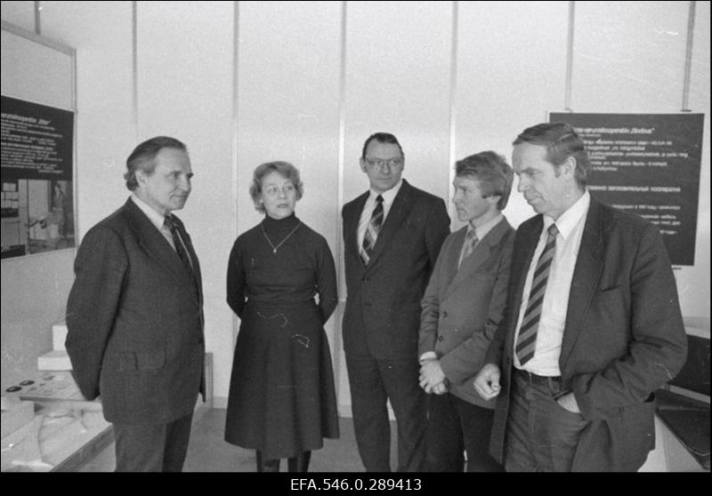 Vastasutatud kooperatiivide töö ja toodangu näitus. Kooperatiivid Age, Vilkur, Vimpel, Mesila jt.