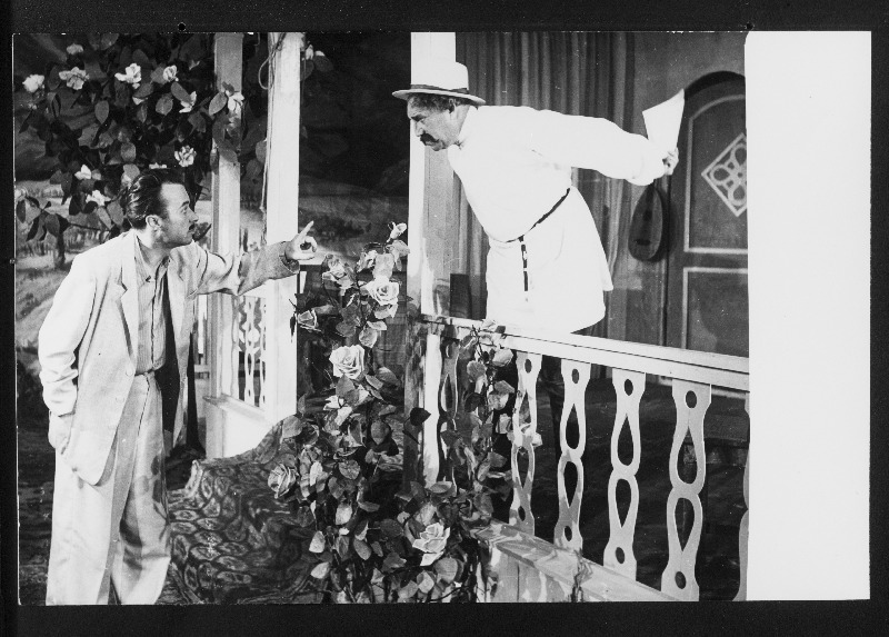 Stseen M. Baratašvili komöödiast Ritsikas. Georgi Tšelidze - Ants Eskola, Nikifore Peradze, kolhoosi esimees - Kaarel Karm.