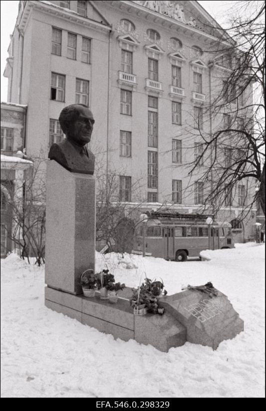 Heino Elleri (büst)  monument.