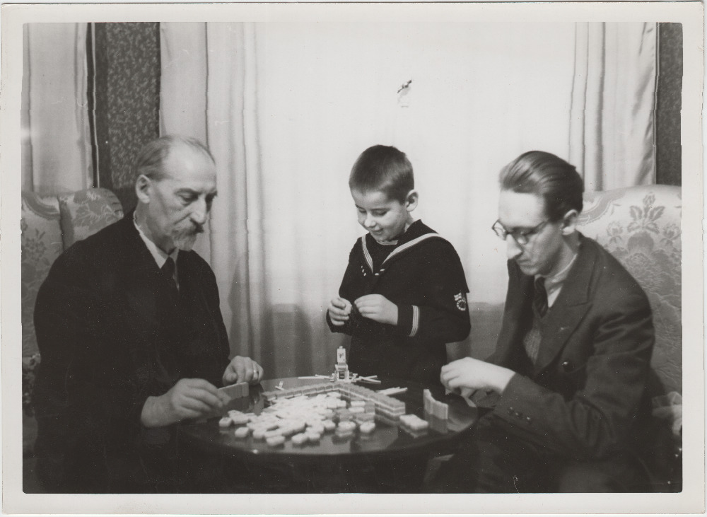 Jaan Tõnisson poja Ilmar Tõnissoni ja pojapoja Tõnis Tõnissoniga mängimas.