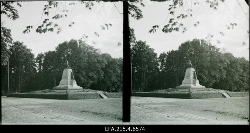 Vaade Vabadussõjas langenute mälestussambale Viljandis.