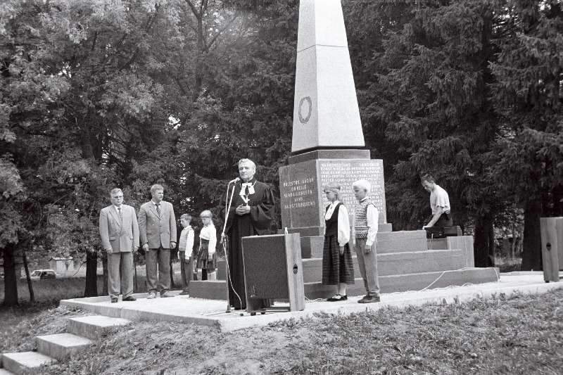 Vabadussõjas langenute mälestussamba avamine Hallistes. Kõneleb Halliste kirikuõpetaja Kalev Raave, vasakult 1. Peaminister Tiit Vähi.
