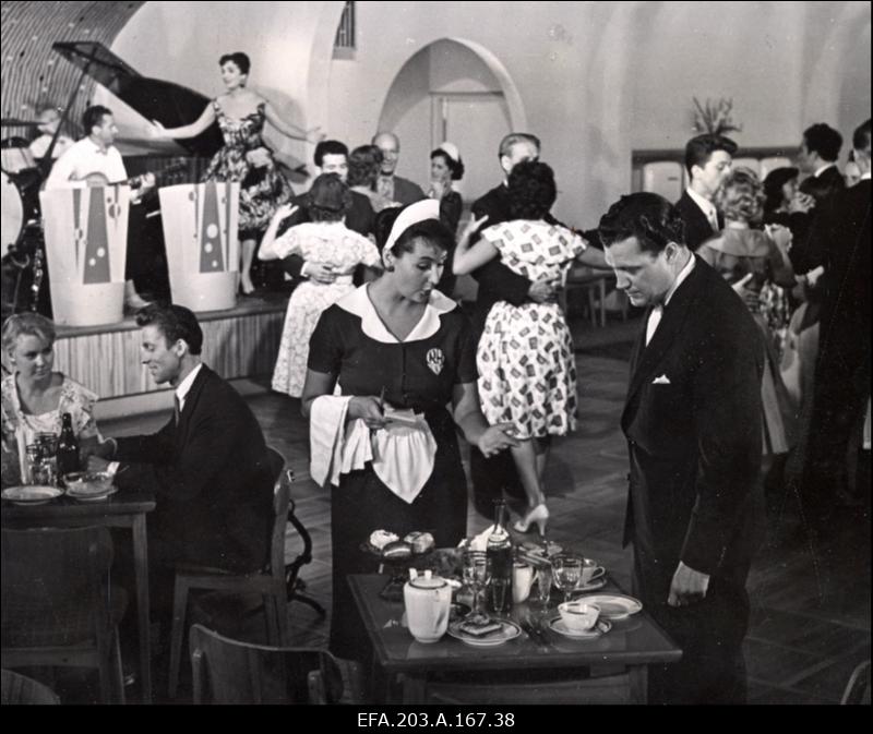 Kaader filmistuudio Tallinnfilm mängufilmist Juhuslik kohtumine. Paremal näitleja A. Haug.