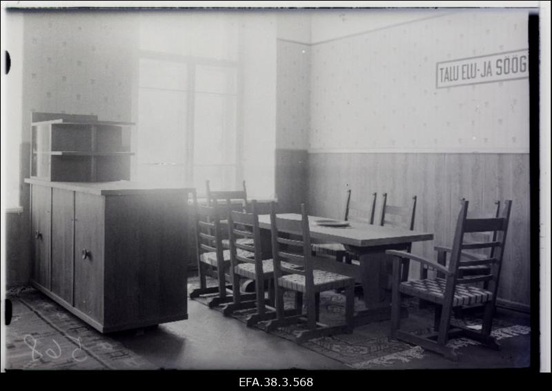 Riigi Tööstuskooliõpilaste poolt valmistatud söögitoa mööbel õpilastööde näitusel.