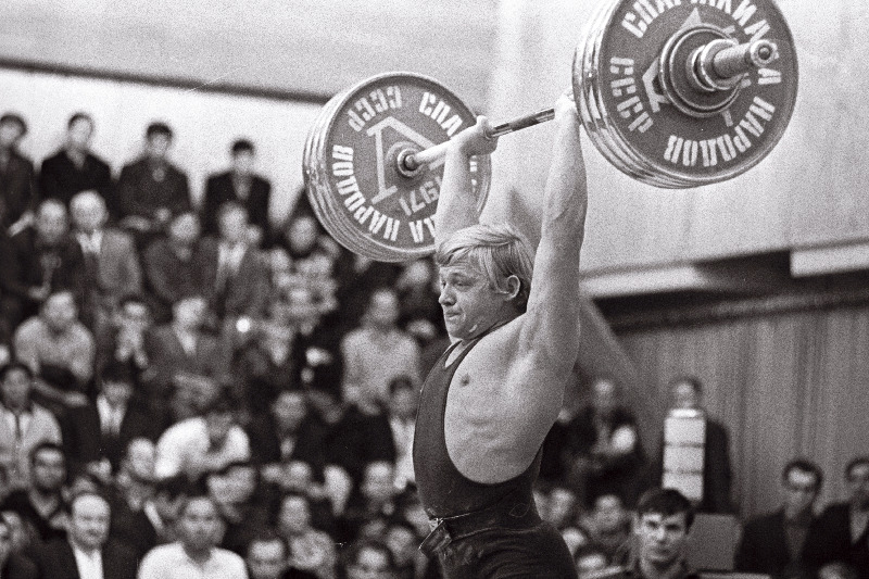 NSV Liidu rahvaste V spartakiaadil kergekaalu tõstmises 8. kohale tulnud Igor Algus.