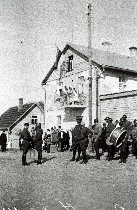 Eesti Vabariigi riigivanema K. Pätsi ja välisriikide esindajate saabumise puhul Võru tänavatele kogunenud organisatsioonide esindajad.