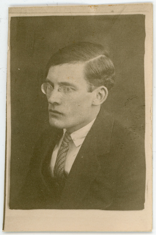 Fisker, Daniel, sünd 1902. Portreefoto välispassi saamiseks esitatud avalduse juurde