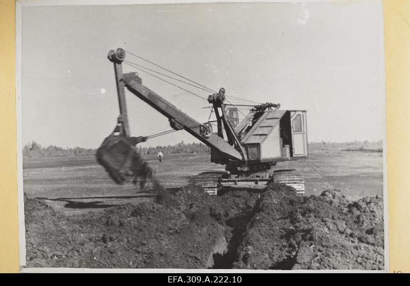 Kraavikave ekskavaator E-351 Tootsi Turbabriketi Kombinaadi turbaväljal.