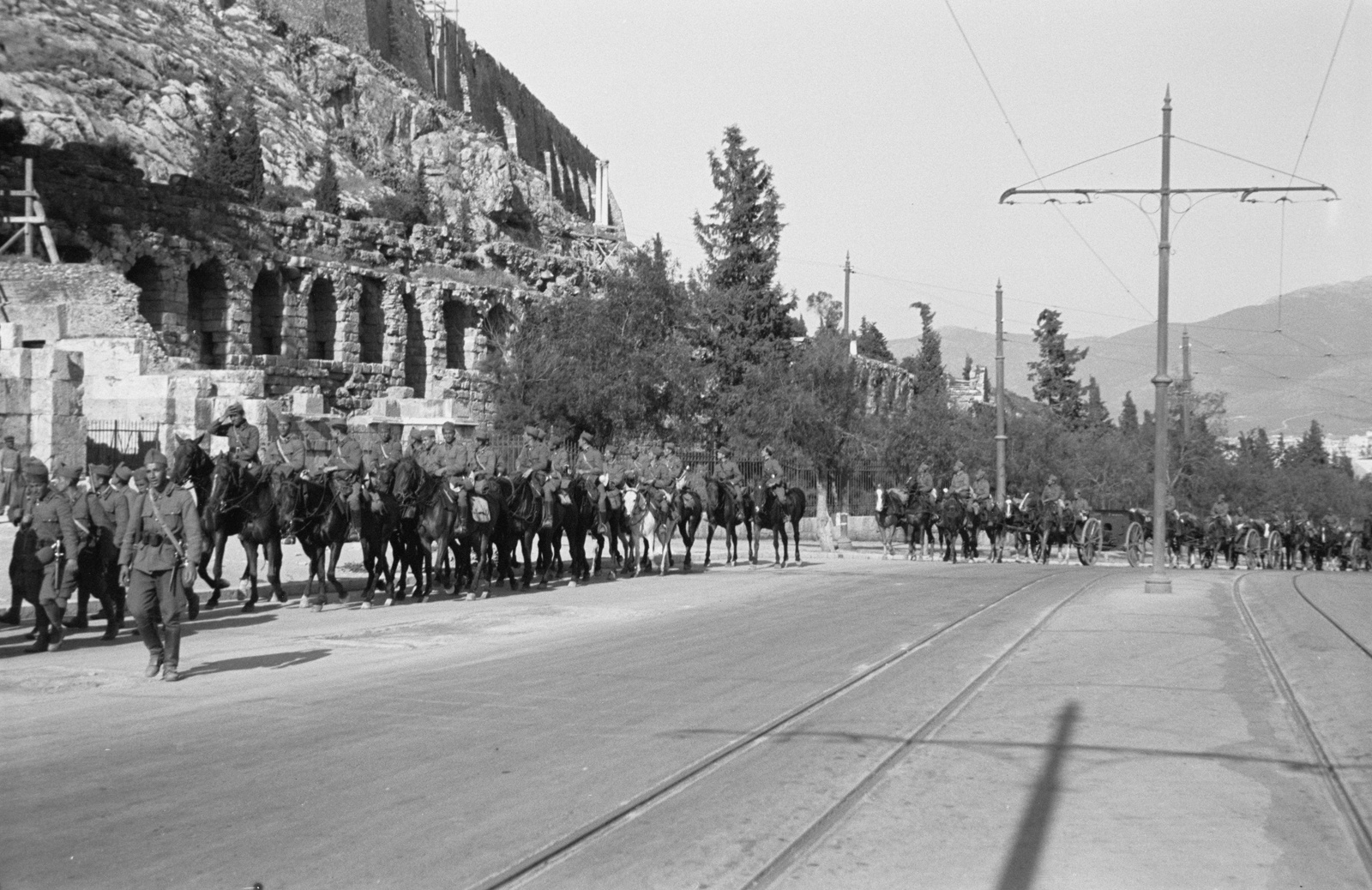Reisefotos Griechenland. Athen. Akropolis. Odeion mit vorbeiziehendem Trupp von Soldaten