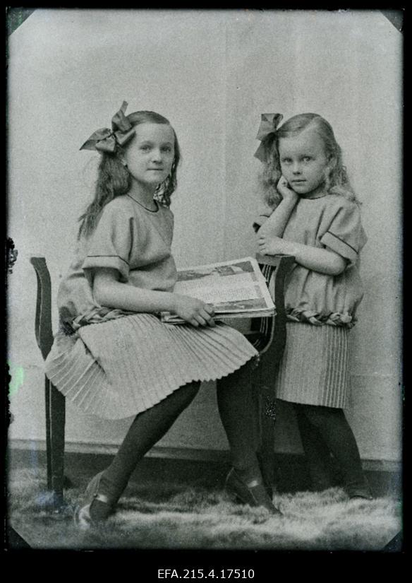Kaks õde, (foto tellija Mets).