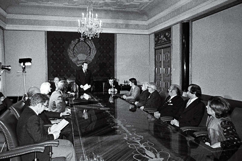 Nõukogude- Prantsuse Sõpruspäevadest osavõtjad vastuvõtul ENSV Ülemnõukogu juhataja J. Loti (seisab) juures.