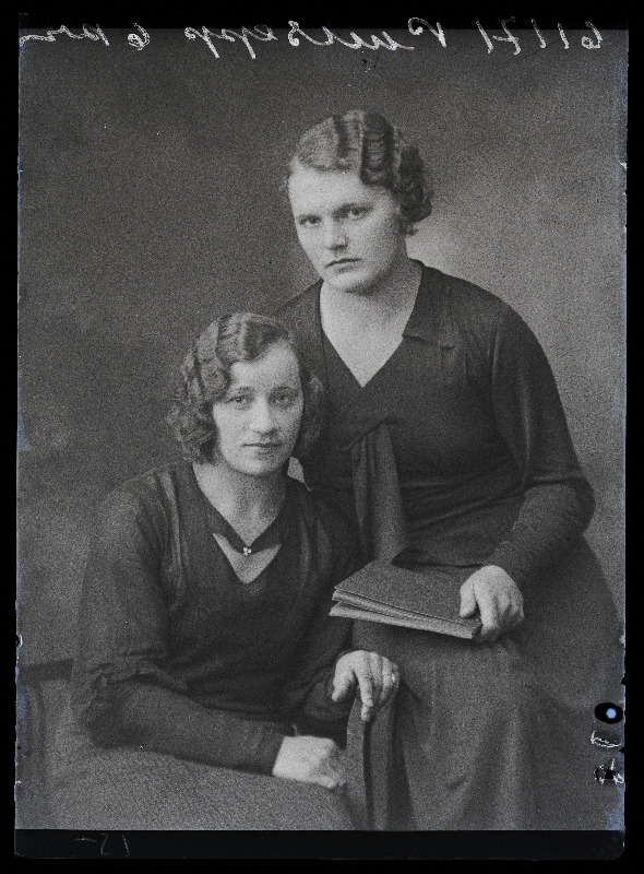 Kaks naist, (foto tellija Puusepp).