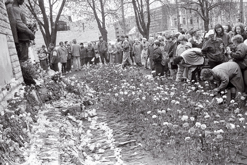 9. mai tähistamine venelaste poolt Tundmatu Sõduri monumendi juures Tõnismäel, esiplaanil sõjaveteran ordenitega.