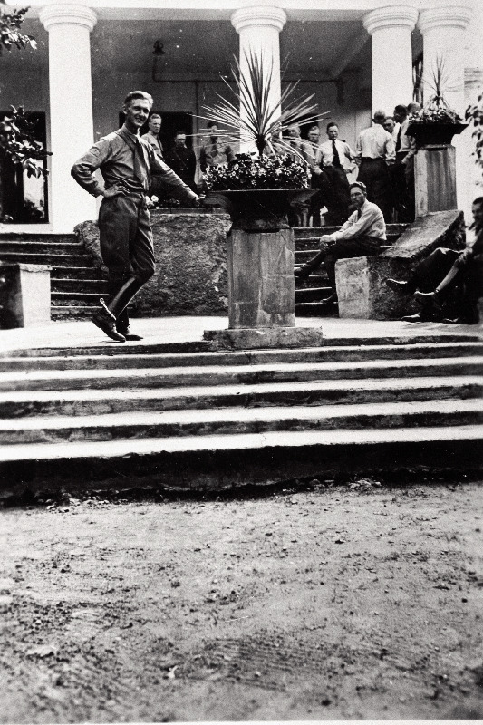 Sõjakooli ohvitserideklasside jalaväe klassi lipnikud Tapa mõisahoones asuva ohvitseride kasiino trepistikul.