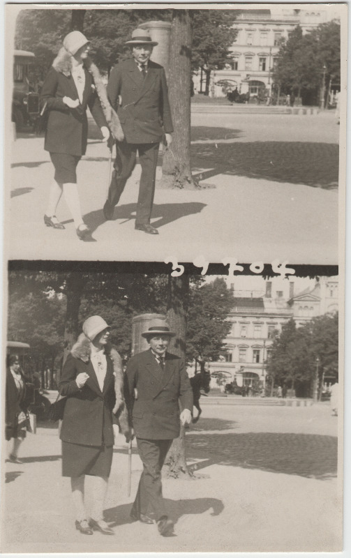 Eduard Virgo koos tundmatu naisterahvaga tänaval jalutamas