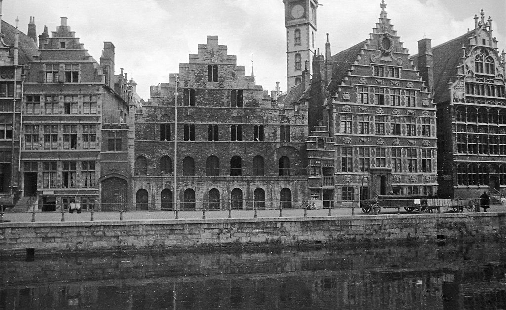 Graslei (Quai aux Herbes), Ghent, Belgium (6853967668) - Graslei (Quai aux Herbes) in Ghent. 
Graslei (Quai aux Herbes) i Gent. 
Location: Gent (Gand), Oost-Vlaanderen, Belgium, België
Photograph by: Berit Wallenberg 
Date: 28.06.1934
Format: Film
Persistent URL: kmb.raa.se/cocoon/bild/show-image.html?id=16001000100464

Read more about the photo database (in english): www.kms.raa.se/cocoon/bild/about.html