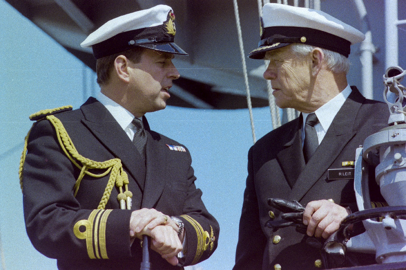 Tema Kuninglik Kõrgus Prints Andrew, Yorki Hertsog  (vasakul) ja  Eesti Mereväe ülem Roland Leit sõjalaeva (miinilaeva) Sulev pardal.