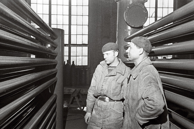 Tallinna Masinatehase lukksepad-monteerijad Rein Šurkevitš ja Valter Saul äsja lõpetatud 5-nda veevaestes piirkondades kasutatava õhujahutuskondensaatori juures.