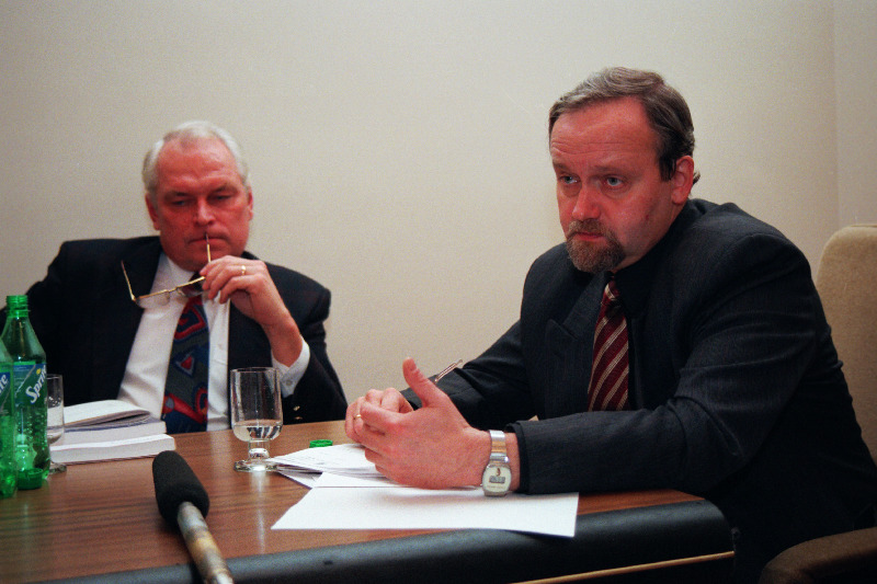 Kultuuriminister Jaak Allik (paremal) ja ministeeriumi kantsler Toivo Kuldsepp vahetavad mõtteid seoses läheneva kultuurikongressiga Tallinnas.