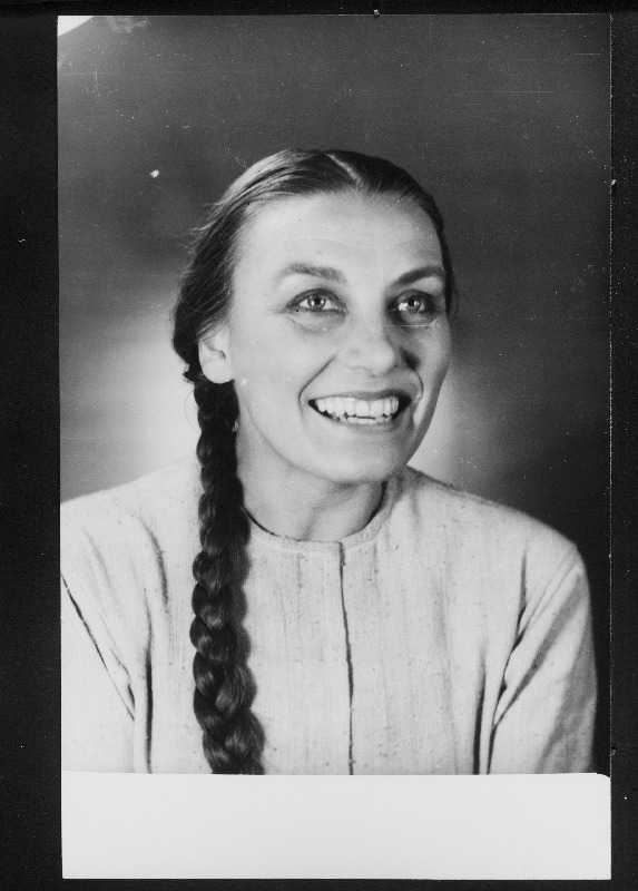 Eesti NSV teeneline kunstnik Evi Rauer Maia osas A.H. Tammsaare romaani Põrgupõhja uus Vanapagan järgi tehtud V. Panso samanimelises dramatiseeringus.