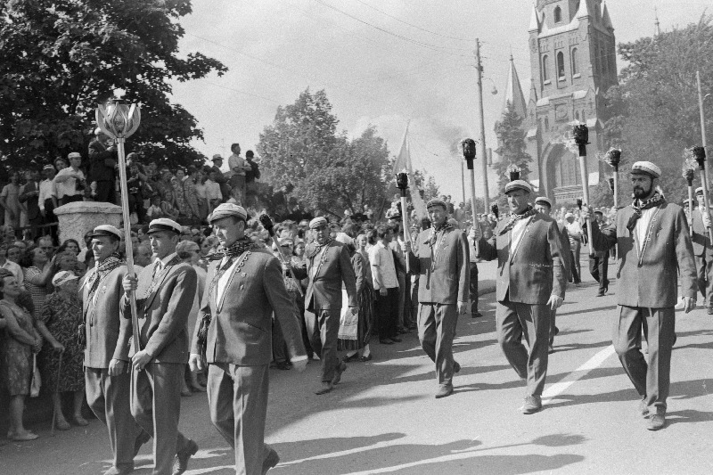 Tartu laulupeost osavõtjad laulupeotõrvikuga esimese üldlaulupeo mälestuskivi juurest rongkäiku alustamas.