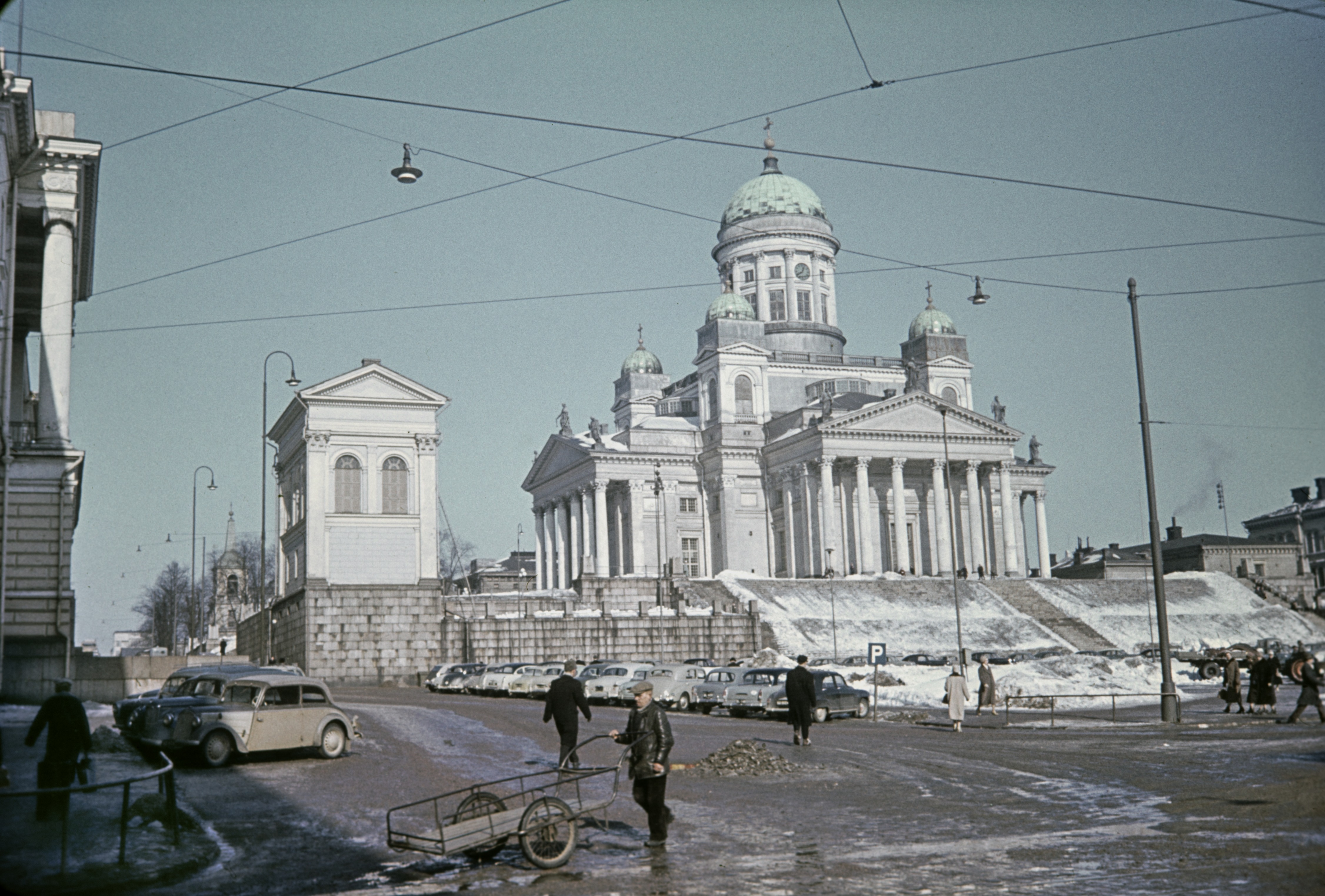 Unioninkatu 29. Tuomiokirkko ja Senaatintori Aleksanterinkadun ja Unioninkadun risteyksestä nähtynä.