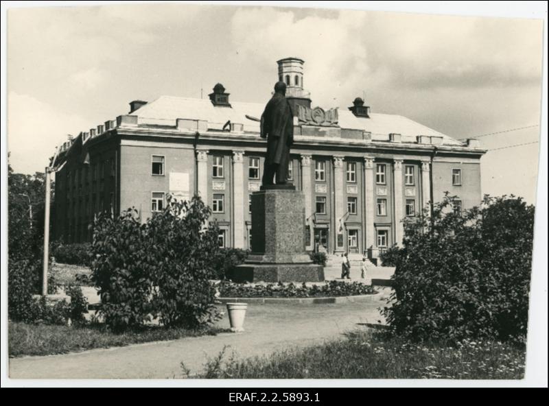 Administratiivhoone Jõhvis, hoone ees V. I. Lenini ausammas.