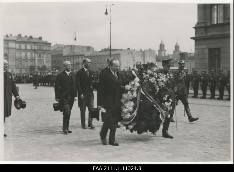 Julius Friedrich Seljamaa, eesti ajakirjanik, riigitegelane ja diplomaat ning I Riigikogu liige teel Varssavis tundmatu sõduri hauale, foto