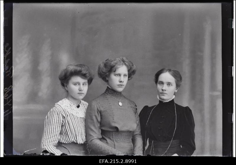 Grupp naisi, vasakult 1. Raska.